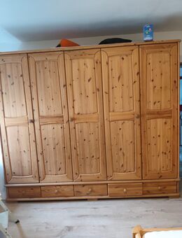 Schrank aus Massivholz zu verkaufen - Ockenheim