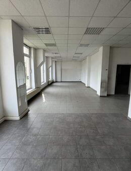 Vielseitige Gewerbeimmobilie mit Wohnanteil und großem Hof auf 2.300 m² Grundstück - Altenburg