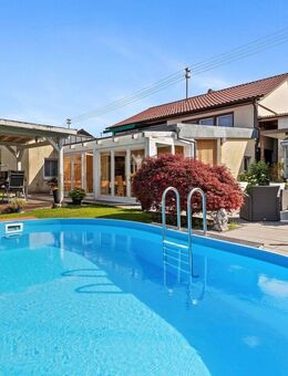 Eleganz trifft Lage: Zweifamilienhaus mit Pool & Panoramablick aufs Schloss - Gernsbach