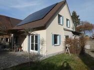 Schickes Wohnhaus mit Einbauküche, Garten und geringen Energiekosten (Photovoltaikanlage, Stromspeicher und Wärmepumpe!) - Mönchsroth