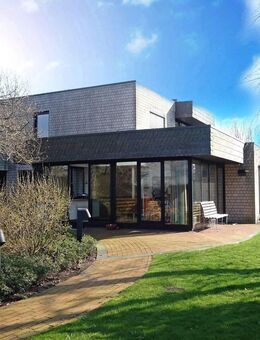 Architektenhaus (ggf. mit Einliegerwohnung) mit Doppelgarage in zentraler Lage in St. Michaelisdonn - Sankt Michaelisdonn