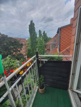 Vermietetes Dachgeschoss, 2 Wohnungen, nebeneinander, in ruhiger Lage mit Balkon, nahe EKZ Mundsburg - Hamburg