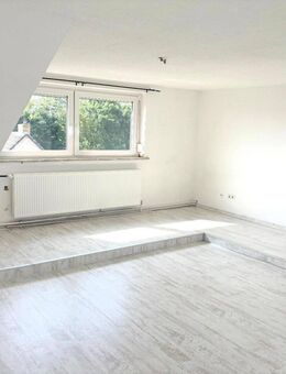 Helle 2-Zimmer-Dachgeschosswohnung mit Einbauküche in Süpplingen - Süpplingen