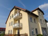 Süße 2-Zimmer-Dachwohnung mit Balkon, Laminatboden, Badewanne und Einbauküche optional - Königsbrück