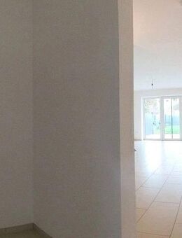 Moderne EG Wohnung mit eigenem Garten (barrierefrei, neuwertig) - Dittelbrunn