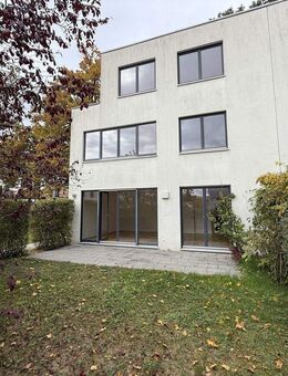 Attraktive Doppelhaushälfte mit zwei Terrassen, Garten und voll ausgebautem Dachstudio - Berlin