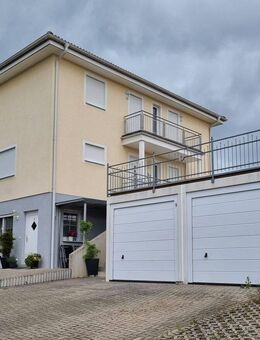 Modernes Einfamilienhaus mit Einliegerwohnung, Doppelgarage und großem Garten - Seinsheim