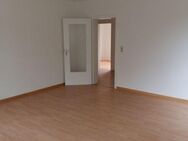 Zentral gelegene 3,5-Zimmer-Wohnung mit Wannenbad, Balkon, Aufzug, Stellplatz - Kaltenkirchen