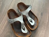 Birkenstock 37 gerne getragen von junger Soldatin - München