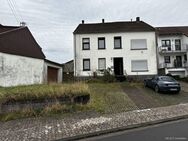 Freistehendes Wohnhaus mit Garage und großem Garten - Schmelz