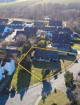 Charmanter Bungalow mit Klinkerfassade, großen Grundstück und Garage - Bad Emstal