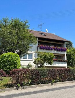 Gepflegtes Mehrfamilienhaus mit drei Wohnungen, einer Doppelgarage und Gartenanlage in Freiburg Hochdorf - Freiburg (Breisgau)