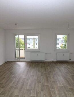 Schnell sein lohnt sich...günstige Etagenwohnung mit Wanne, Dusche u. 2 Balkonen!!! - Freiberg