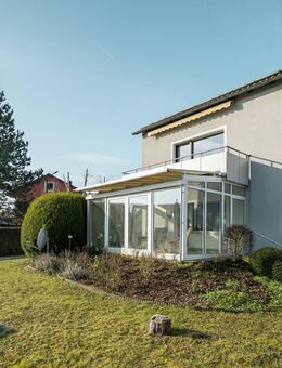 Großzügiges Haus mit 2 Wohneinheiten, Ausbauoption und Gartenparadies - Estenfeld