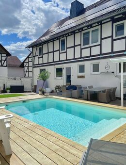 Von Historie zur Moderne: Einfamilienhaus mit Pool in begehrter Lage von Baunatal - Baunatal