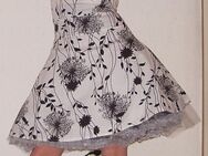 Schönes Kleid, knielang, Midikleid, mit Muster, Gr. 36 - Düsseldorf