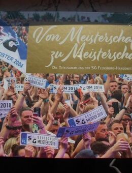 Buch: Von Meisterschaft zu Meisterschaft. Die Titelsammlung der SG Flensburg-Handewitt, Bildband herausgegeben von Ruwen Möller, originalverpackt, NP: 24,95 für 15,- - Flensburg