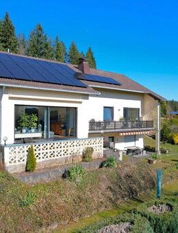 Wunderschön gelegener Bungalow mit Einliegerwohnung, Terrasse, Balkon, Garten, Garage, PV-Anlage und einmaligem Ausblick in Jünkerath - Jünkerath