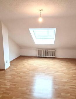 Charmante 3-Zimmer-Dachgeschosswohnung in gepflegtem Mehrfamilienhaus - Maintal