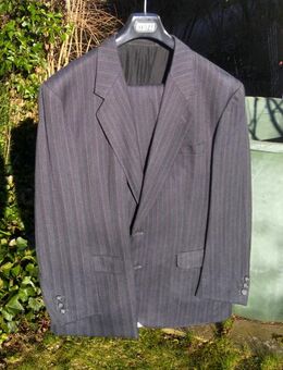 Schurwolle Nadelstreifenanzug >>Bayard Bodycut<< (Made in France) - Kassel