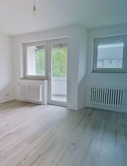 **MODERNES WOHNEN: Sanierte 3-Zimmer-Wohnung mit Balkon und Badewanne** - Bielefeld