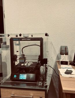 Anycubic i3 Mega Pro 3D-Drucker mit Lasergravierer und Tukkari 3D-Drucker-Gehäuse. - Nußloch