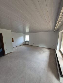 2 Familienhaus mit 250 qm Wohnfläche und 2 Garagen zu verkaufen - Kammerstein