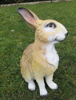 Dekofigur Hase sitzend seitlich schauend Gartendeko - Hergisdorf