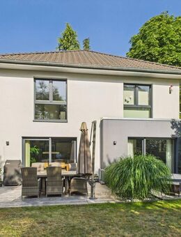 Charmantes Einfamilienhaus mit großzügigem Wohnzimmer und Garten. - Hannover