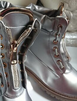 Gr. 38, Stiefeletten / Boots in SILBER mit Reißverschluß vorne + gold-farbenen Details - Bruchköbel