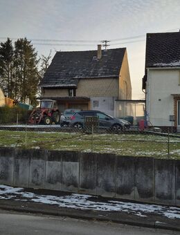 Älteres Einfamilienhaus mit Scheune in Ortsrandlage in Nähe der Herthasees - Horhausen