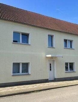 3,5-Raum-Maisonette-Wohnung in zentraler Lage, Wohnzimmer, 2 Schlafzimmer, Arbeitszimmer, Küche mit EBK, Flur, Bad mit Fenster - Wittenberge