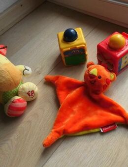 Fisher Price: 1 Schmusetuch Löwe+ 1 Kuscheltier Giraffe+ 2 Spiel- und Stapelklötze zus. 8,- - Flensburg