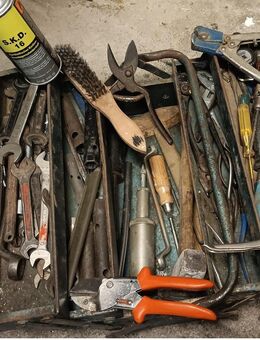 METALL WERKZEUGKISTE ALT -- VIELE WERKZEUGE GABEL-RINGSCHLÜSSEL-ZANGEN-USW ca:60 WERKZEUGE - Oberderdingen