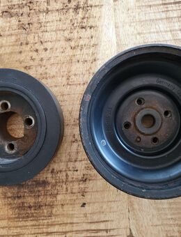 Gebrauchte, zweiteilige Riemenscheibe auf Kurbelwelle von VW Corrado/Passat/Golf G60 (PX-Motor), VW: 037105255, Versand gegen Aufpreis möglich, 40 € - Unterleinleiter