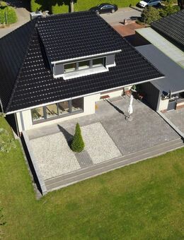 Solides, gepflegtes Wohnhaus in guter, ruhiger Südlage, 2023 Dach mit glasierten Dachpfannen und Fenster mit 3 fach- Verglasung, Garage, Vollkeller - Hohenlockstedt