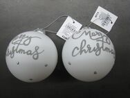 2 hübsche weiße Weihnachtskugeln mit Etikett - NEU - - Neuss
