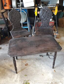 uralter Tisch mit 2 Stühlen sehr dekorativ - Berlin