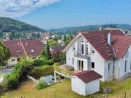 Traumhaftes 6 Zimmer Familyhome mit gr. Garten, Schwimmteich Cheminéeofen und Doppelcarport in ruhiger Lage von Kandern - Kandern