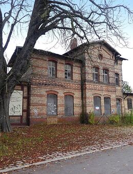 Ehemaliges Bahngebäude mit Güterschuppen und Nebengelass in Aschersleben - Aschersleben