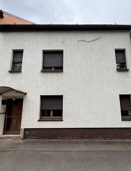 Sanierungsbedürftiges Haus mit Pool und ausreichend Raum - Lichtenstein (Sachsen)