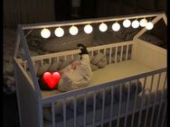 Babybett im Haus-Design mit 3 Funktionen: Schlafbett, Tagesbett und Stauraum. Inkl. Lichterkette - Berlin