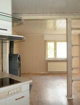 AUMÜLLER-Immobilien - Sympathische Doppelhaushälfte mit Hoffläche, kleinem Vorgarten und Scheune - Gründau
