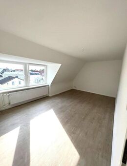 BESICHTIGUNG: 17.10. um 15 UHR: Renovierte 2,5 Zi.-DG-Wohnung mit Einzelgarage + Kellerraum - Elmshorn