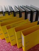 14 Stück Aktenordner, DIN-A-4 Briefordner, Bürordner. Rückenbreite = 8 cm. Übliche Hebelmechanik, 2er-Lochung. 14 Büro Ordner. Innen und aussen Kunstoff-Beschichtet. 6 x gelb, 8 x schwarz. Sonderpreis für alle 14 Ordner zusammen. Mindest-Abnahme 7 Stück. in 32545