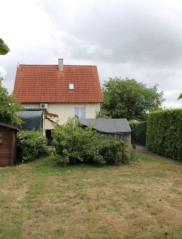 Gomaringen, Anwesen mit Einfamilienhaus in Top-Randlage, großem Grundstück und Garage - Gomaringen