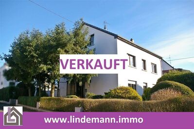 Gepflegtes Zweifamilien- oder Mehrgenerationenhaus mit Garagengebäude in zentraler Lage