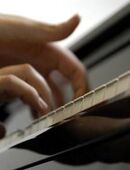 Exam.Musikpädagogin gibt Klavierunterricht & Querlötenunterricht in 76344