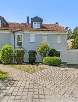 Hochwertige Dachgeschosswohnung mit offenem Kamin in ruhiger Lage in Daglfing - München