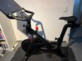 Peloton Bike Fitnessbike mit 22 Zoll HD Touchscreen - Schwarz. in 8008